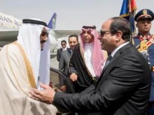 الرئيس المصري عبدالفتاح السيسي يستقبل العاهل السعودي الملك سلمان في مطار القاهرة يوم الخميس
