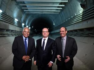 French President Francois Hollande (C), flanked by Egyptian Minister of Transports Gallal al-Said (L) and Head of the National Authority of Tunnels (NAT), Ismael al-Nagdi, visits the third line of Cairo's metro which is under construction, on April 18, 2016. (AFP/Stefane de Sakutin)