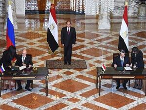Officials from Russia (L) and Egypt (R) sign an agreement to build Egypt's first nuclear power plant as Egyptian President Abdel Fattah al-Sisi (C) in November 2015. (Facebook)