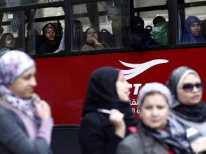  أمسك أحد المتهمين المجني عليه، وأمسك الثاني بسلاح أبيض "كتر" وانهال به على جسده