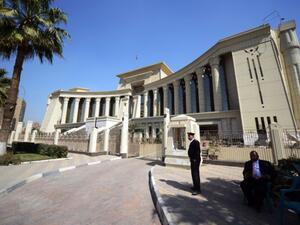 Egyptian security forces stand guard outside the constitutional court in the capital Cairo (AFP/ Mohamed El-Shahed) 