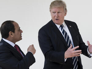 Egyptian President Sisi (L) and US President Trump (R) talk at the White House, 3 April 2017. (AFP/Brendan Smialowski)