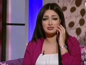 Presenter Heba al-Zayed apparently getting divorced on air. (Screenshot)