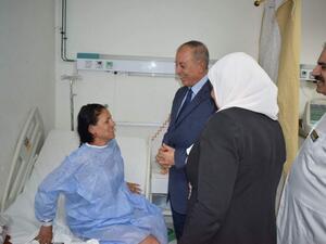 Egyptian Ahmed Abdullah, Governor the Red Sea, visits injured tourists in hospital (AFP)