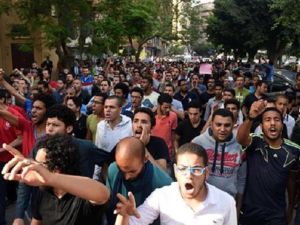 Egyptian protesters demonstrate in the capital, Cairo, on April 25, 2016, against the handing over of two Red Sea islands to Saudi Arabia. (AFP/File)