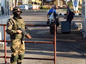 A soldier from the Egyptian army special forces mans a temporary checkpoint outside Sharm el-Sheikh. (AFP/File)