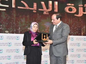 President Sisi meeting with Mona al-Sayed, also known as the "Woman with the Cart." (al-Masry al-Youm)