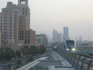 العواصف تخلف قتلى وتشل حركة المطارات والقطارات في أوروبا
