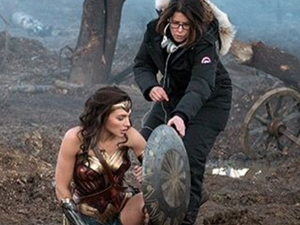 Gal Gadot shows that Wonder Woman is strong and hot! (Instagram/Gal Gadot)