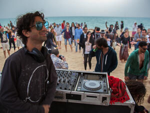 DJ Nickodemus from New York City, performing at Kite Loop beach during Oshtoora music festival in 2015. (Majawadin.files.wordpress.com)