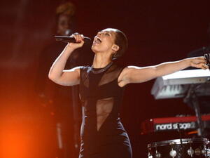 Alicia Keys belts it out in concert