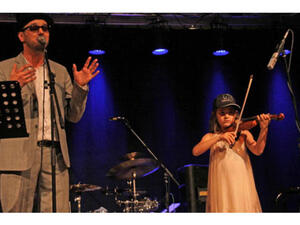 Amira Abouzahra performs with Tino Oac, vocalist from a popular German band, Söhne Mannheimsat. "Sommer Charity" event organized at Laudenbach, Germany on 10 May 2013. (Photo: Heike Pressler)