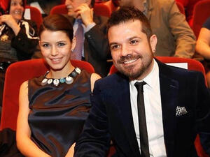 Kenan Dogulu no longer smiling when fiancee Beren Saat kisses her co-star