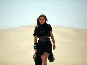 Carole Samaha kicks the dust off her feet in the Egyptian desert while filming her new clip. (Image: Facebook)