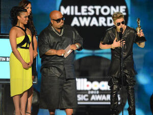 Justin Bieber calmly accepts his award despite the loud jeers during the 2013 Billboard Music Awards at the MGM Grand Garden Arena (Photo by Ethan Miller/Getty Images)