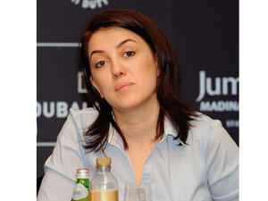 Kinda Alloush at a press conference