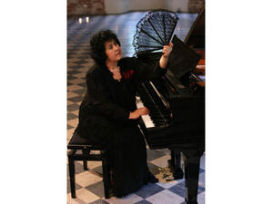 Polish pianist Mariola Cieniawa can fan herself and play at the same time.