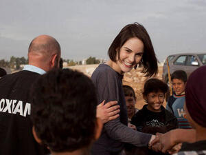 Michelle Dockery, Downton Abbey's Lady Mary, loves on Syrian refugees in Zaatari. (Image: Facebook)