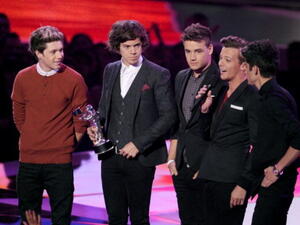 أعضاء فرقة «وان دايريكشن» في حفل توزيع جوائز «إم تي في»