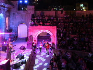 ريم البنا على مدرج الأوديون في عمان ليلة أمس. (تصوير: ميساء الخضير). 