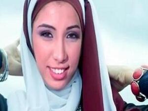 دنيا بطمة بالحجاب لإرضاء جمهورها