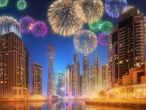 شاهدوا لوحات من الأضواء والألوان في سماء دبي  (Shutterstock)