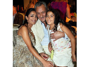 Farouq Al Fishawi finally lovin' on his family (Image: hasnaa.d1g.com)