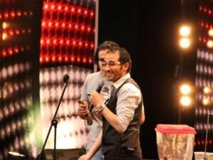 احمد حلمي يشارك احد المتسابقين فقرته في برنامج اراب غوت تالنت 