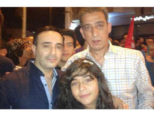 Saber appeared with his daughter during a demonstration held at the Baroud Square in Tunisia accompanied by his business manager producer Ali Al Mawla and a number of scholars.