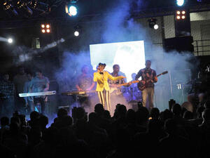 Sandy brings the heat to a big crowd in Cairo