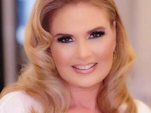 الفنانة يسرا