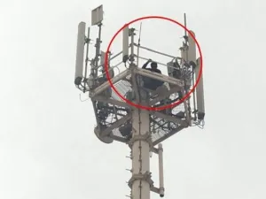 An Abu Dhabi resident managed to climb a telecommunications tower and attempted to jump off it. (KhT)