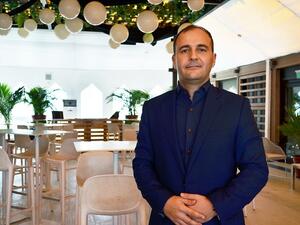 يوجين بيكوب، مدير قسم المأكولات و المشروبات