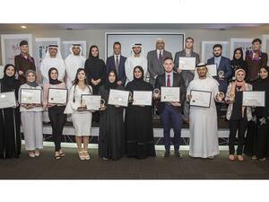 الفريق التنفيذي في الاتحاد للطيران مع الفائزين في مشروع فكرة