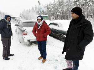Asylum seekers from Afghanistan and Pakistan wait for permission on the Russian side of the border, near Kuoloyarvi to cross to the Salla border crossing of Finland, on January 23, 2016. (AFP/Jussi Nukari)