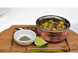 فريق الطهاة يتعاون مع الشيف الإماراتية آمنة الهاشمي للاحتفاء بالمذاقات الإماراتية العريقة