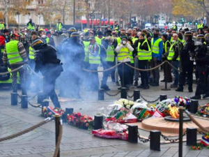 Protesters clash with French police in Paris (AFP)