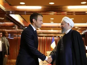 France's President Emmanuel Macron (L) greets Iranian President Hassan Rouhani. (AFP/ File Photo)