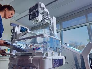 GE Healthcare Optima XR240amx with Carestation Incubator