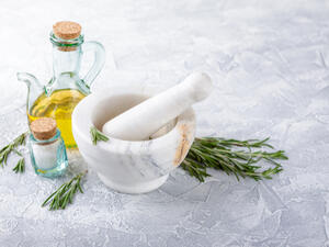 زيت الثّوم يُغذّي الشّعر من جذوره، وبذلك يؤدي إلى زيادة طوله