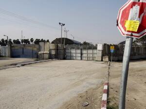 The closed gates of the Kerem Shalom crossing. (AFP/Said Khatib)