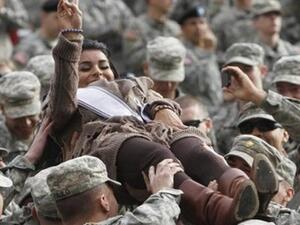 رفعوها على الاعناق