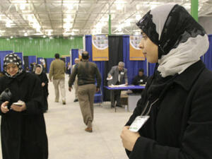 A federal judge in the US has said that a retailer was wrong to fire a Muslim woman for wearing a hijab.