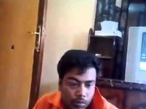 سعودي يضرب عامل لانه يغازل زوجته