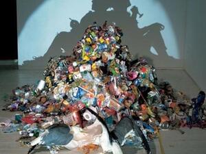 الصورة في الخلفية انعكاس للقمامة!