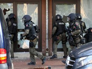 German special forces search a building in Hildesheim. (AFP/Chris Gossmann)