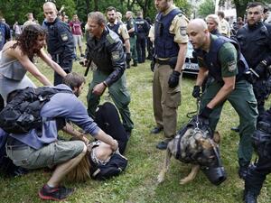 Police use dogs to clear a sit-in protest of vocational school students against the deportation of a 20-year-old Afghan fellow student in Nuremberg, southern Germany on May 31, 2017. (AFP/Michael Matejka)