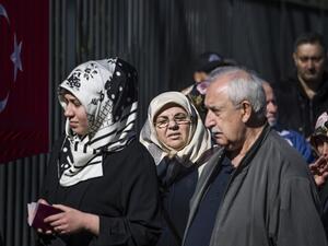 Turkish nationals living in Germany queue to cast their ballot at the Turkish consulate in Berlin on March 27, 2017. (AFP/Odd Andersen)