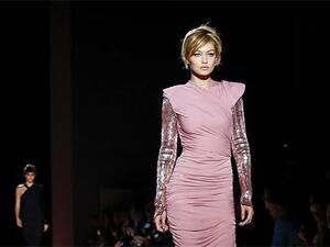 جيجي حديد في أسبوع نيويورك بفستان باللون الزهري مع أكمام من الترتر الفضي