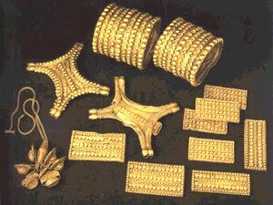 A large quantity of gold jewelry was stolen by a group of thieves in the UAE! (Shutterstock)